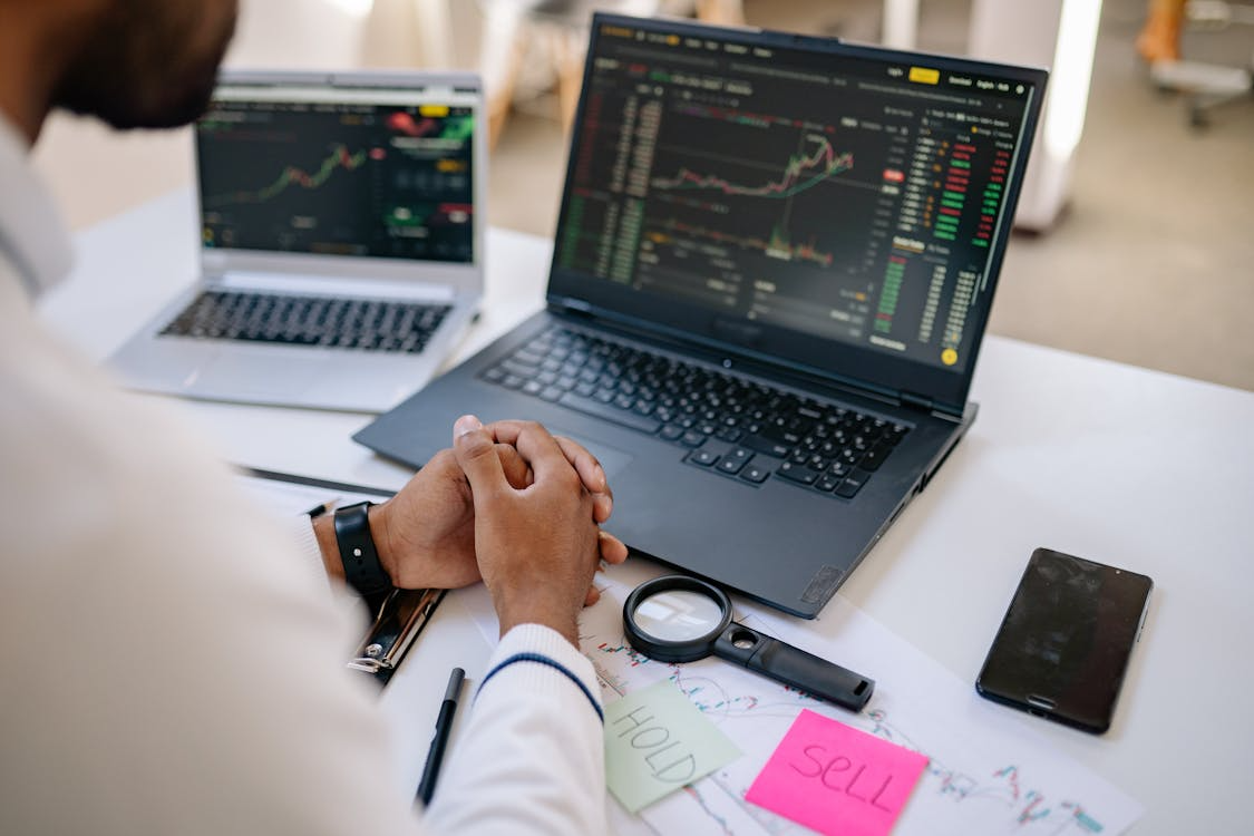 An investor deciding whether to hold or sell stocks during market volatility